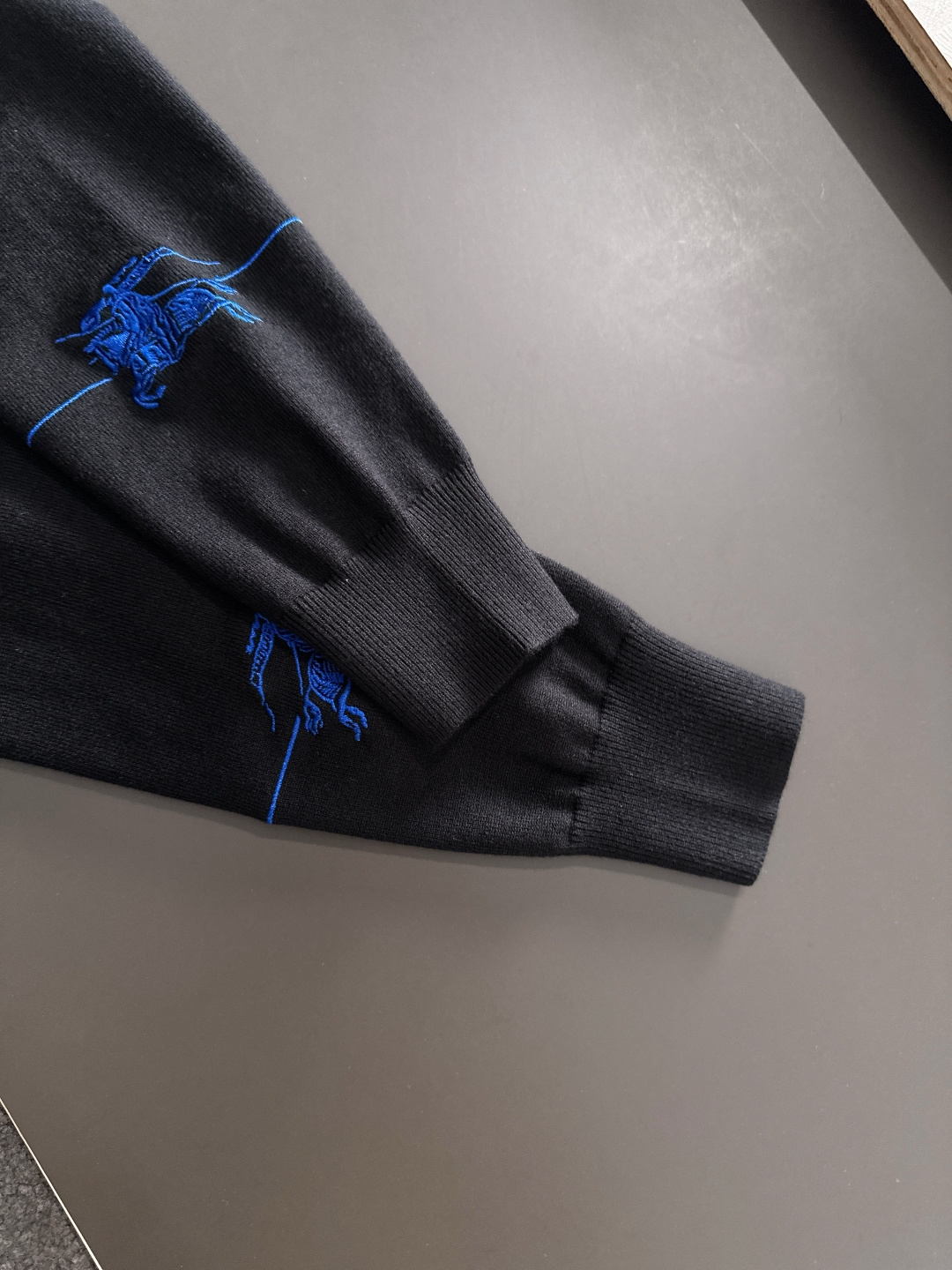 BBR 爆款回货 2025秋冬提花➕刺绣新款简约圆领针织羊毛衫，精致工艺专柜面料，顶级元素融合打造，经典