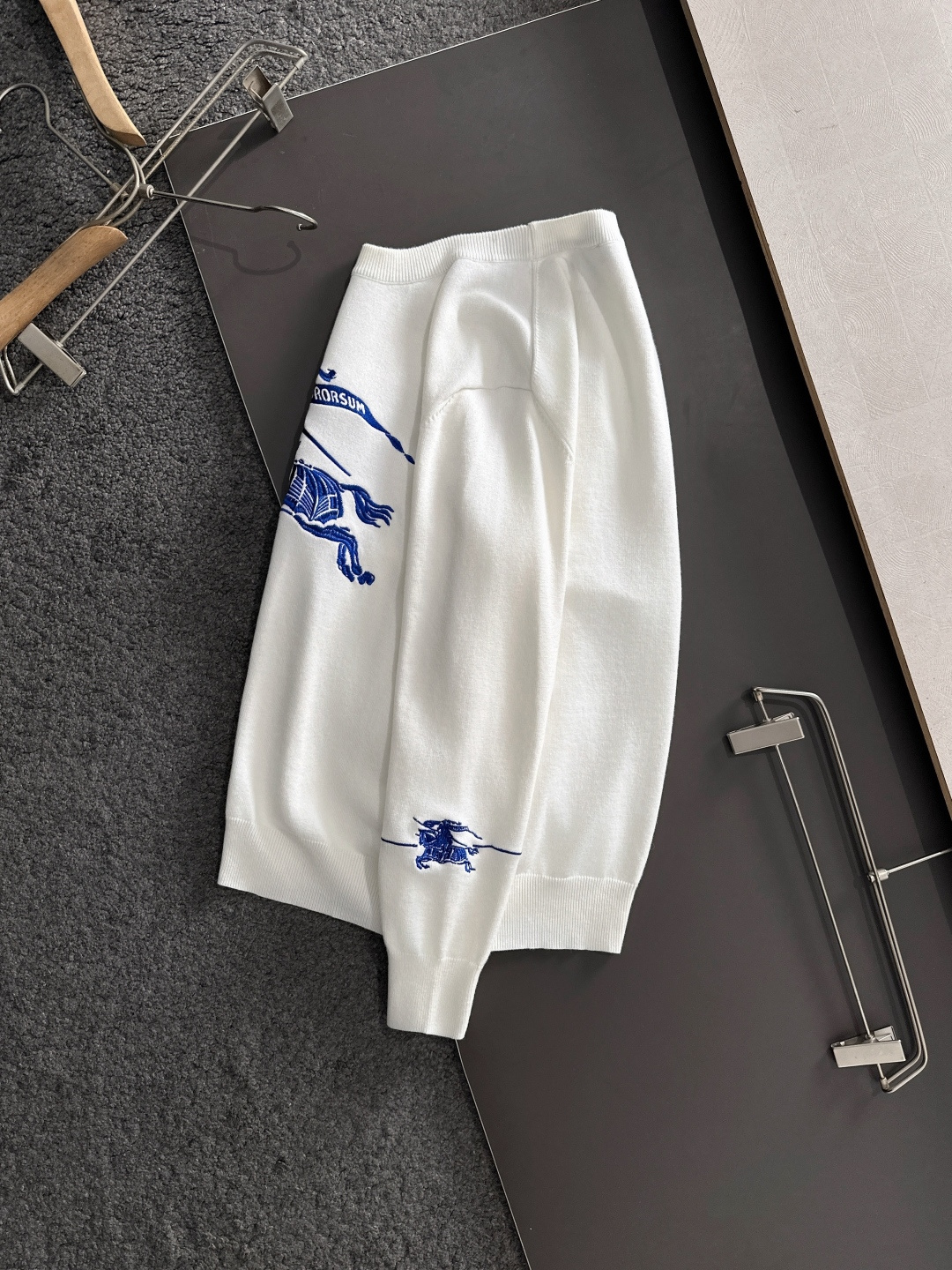 BBR 爆款回货 2025秋冬提花➕刺绣新款简约圆领针织羊毛衫，精致工艺专柜面料，顶级元素融合打造，经典