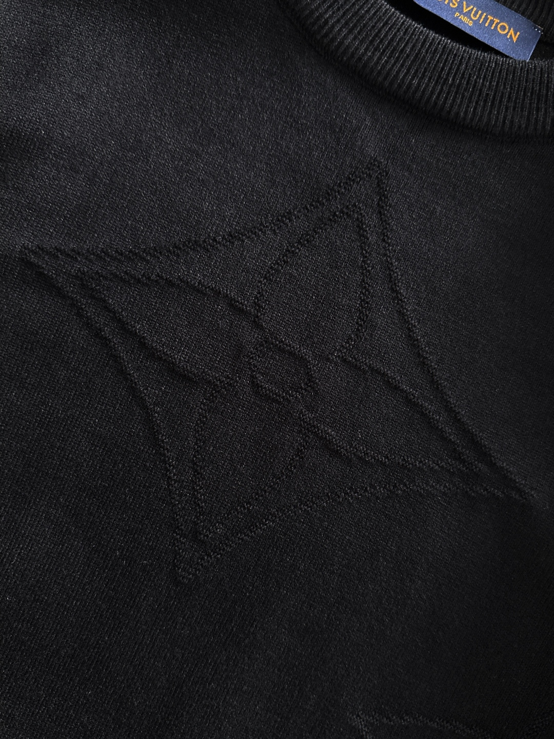 1V 2025秋冬提花➕刺绣新款简约圆领针织羊毛衫，精致工艺专柜面料，顶级元素融合打造，经典3标齐全，潮