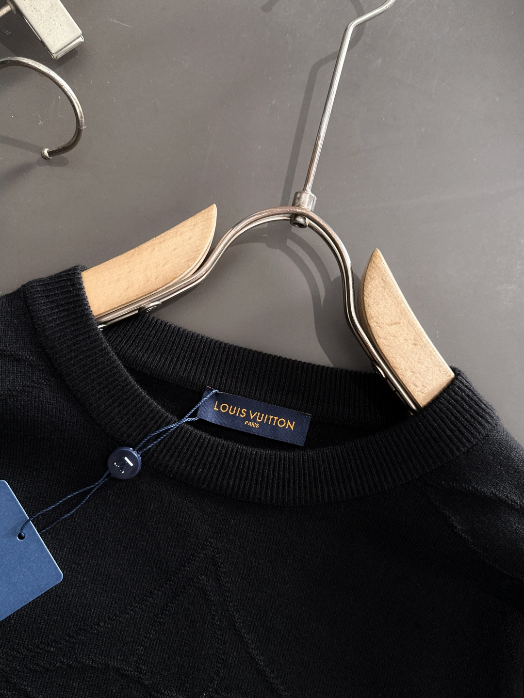 1V 2025秋冬提花➕刺绣新款简约圆领针织羊毛衫，精致工艺专柜面料，顶级元素融合打造，经典3标齐全，潮