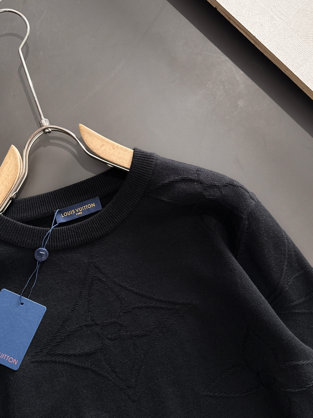 1V 2025秋冬提花➕刺绣新款简约圆领针织羊毛衫，精致工艺专柜面料，顶级元素融合打造，经典3标齐全，潮