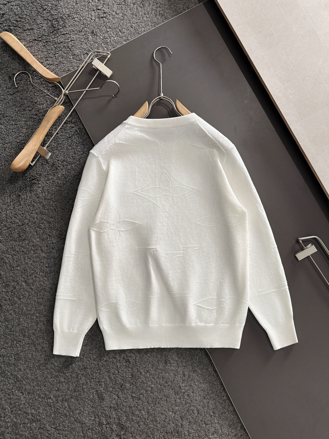 1V 2025秋冬提花➕刺绣新款简约圆领针织羊毛衫，精致工艺专柜面料，顶级元素融合打造，经典3标齐全，潮