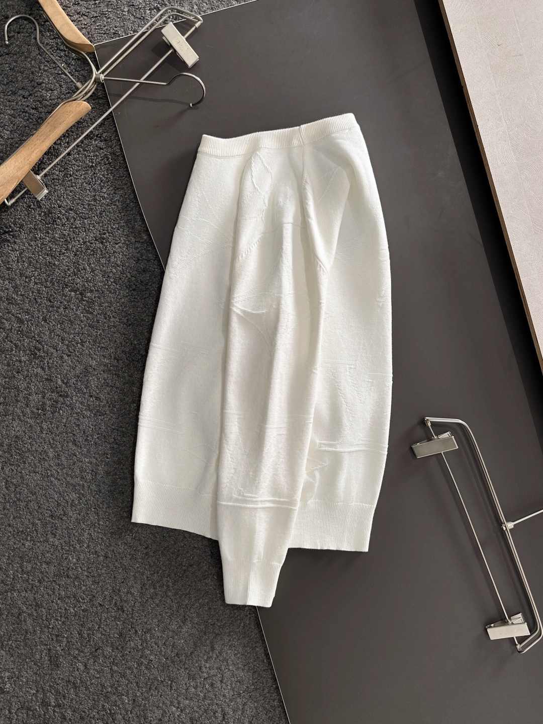 1V 2025秋冬提花➕刺绣新款简约圆领针织羊毛衫，精致工艺专柜面料，顶级元素融合打造，经典3标齐全，潮