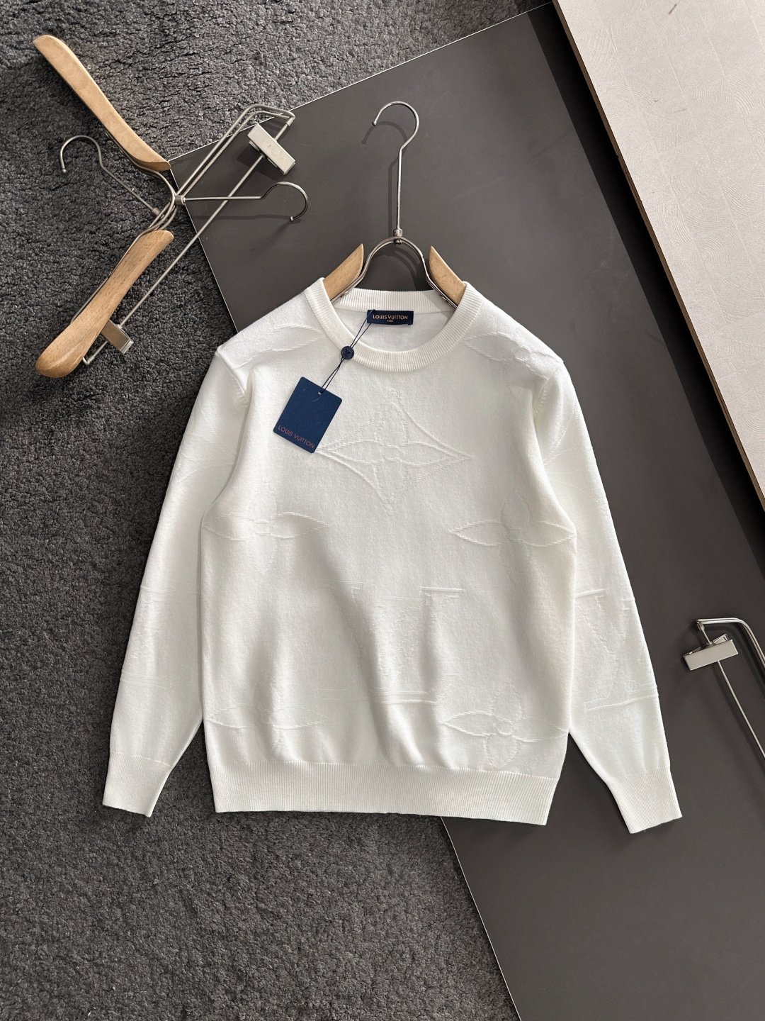 1V 2025秋冬提花➕刺绣新款简约圆领针织羊毛衫，精致工艺专柜面料，顶级元素融合打造，经典3标齐全，潮