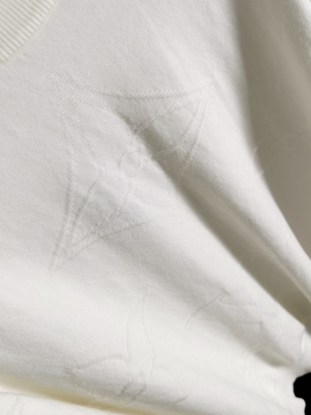 1V 2025秋冬提花➕刺绣新款简约圆领针织羊毛衫，精致工艺专柜面料，顶级元素融合打造，经典3标齐全，潮