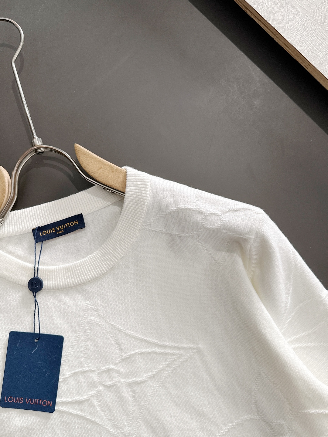 1V 2025秋冬提花➕刺绣新款简约圆领针织羊毛衫，精致工艺专柜面料，顶级元素融合打造，经典3标齐全，潮