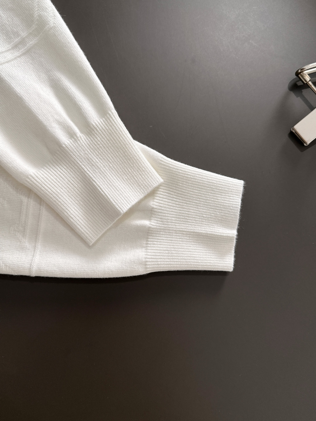 1V 2025秋冬提花➕刺绣新款简约圆领针织羊毛衫，精致工艺专柜面料，顶级元素融合打造，经典3标齐全，潮