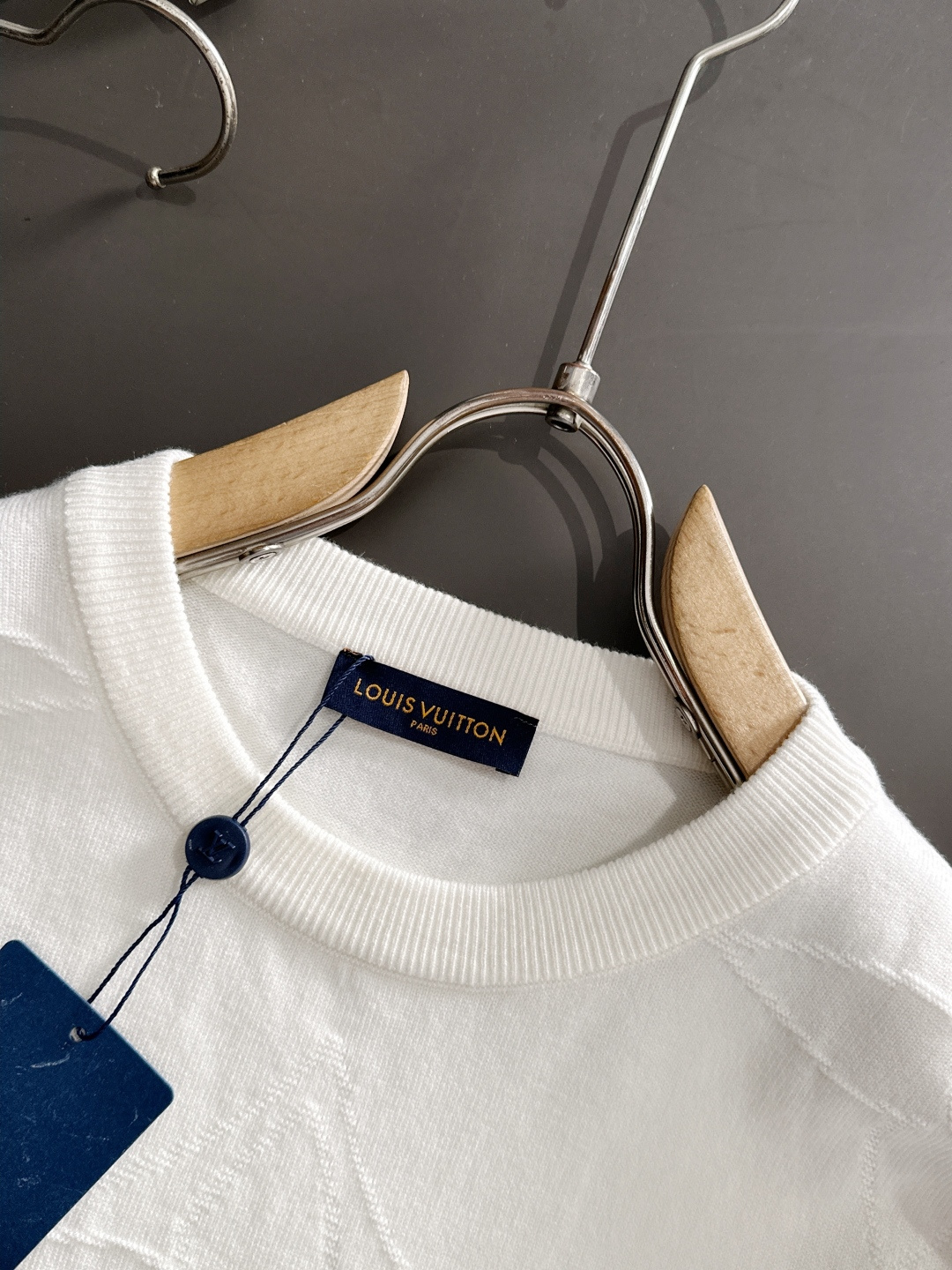 1V 2025秋冬提花➕刺绣新款简约圆领针织羊毛衫，精致工艺专柜面料，顶级元素融合打造，经典3标齐全，潮