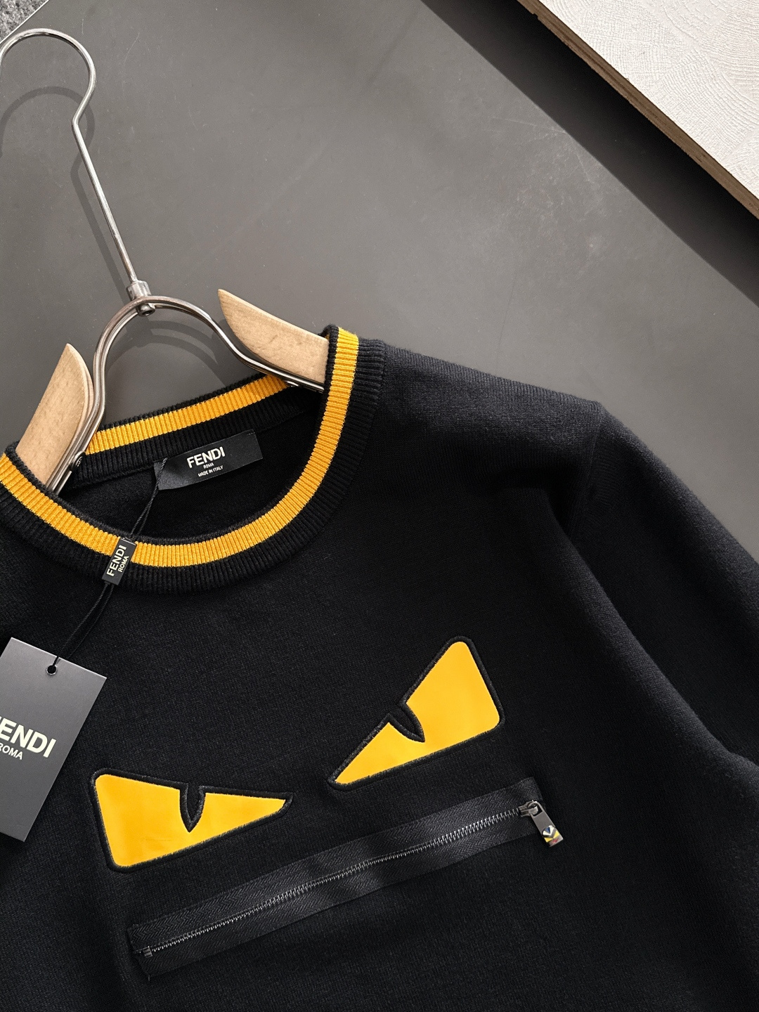 FD 2025秋冬提花➕刺绣新款简约圆领针织羊毛衫，精致工艺专柜面料，顶级元素融合打造，经典3标齐全，潮