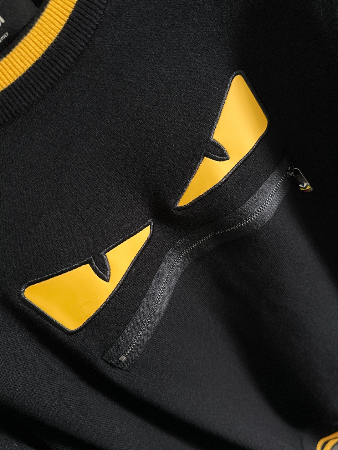 FD 2025秋冬提花➕刺绣新款简约圆领针织羊毛衫，精致工艺专柜面料，顶级元素融合打造，经典3标齐全，潮