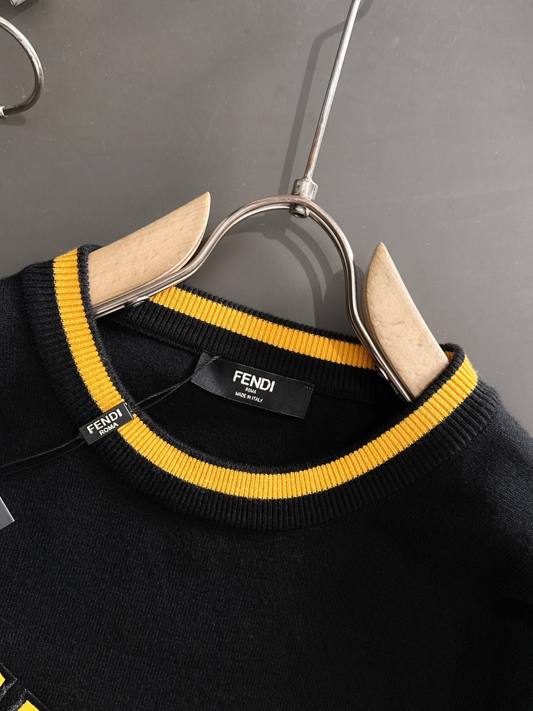 FD 2025秋冬提花➕刺绣新款简约圆领针织羊毛衫，精致工艺专柜面料，顶级元素融合打造，经典3标齐全，潮