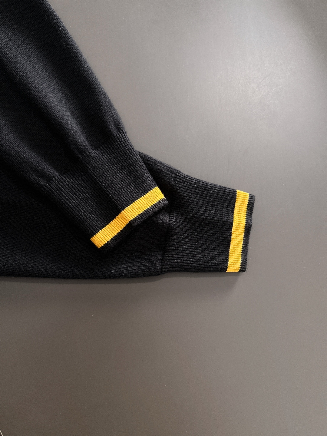 FD 2025秋冬提花➕刺绣新款简约圆领针织羊毛衫，精致工艺专柜面料，顶级元素融合打造，经典3标齐全，潮