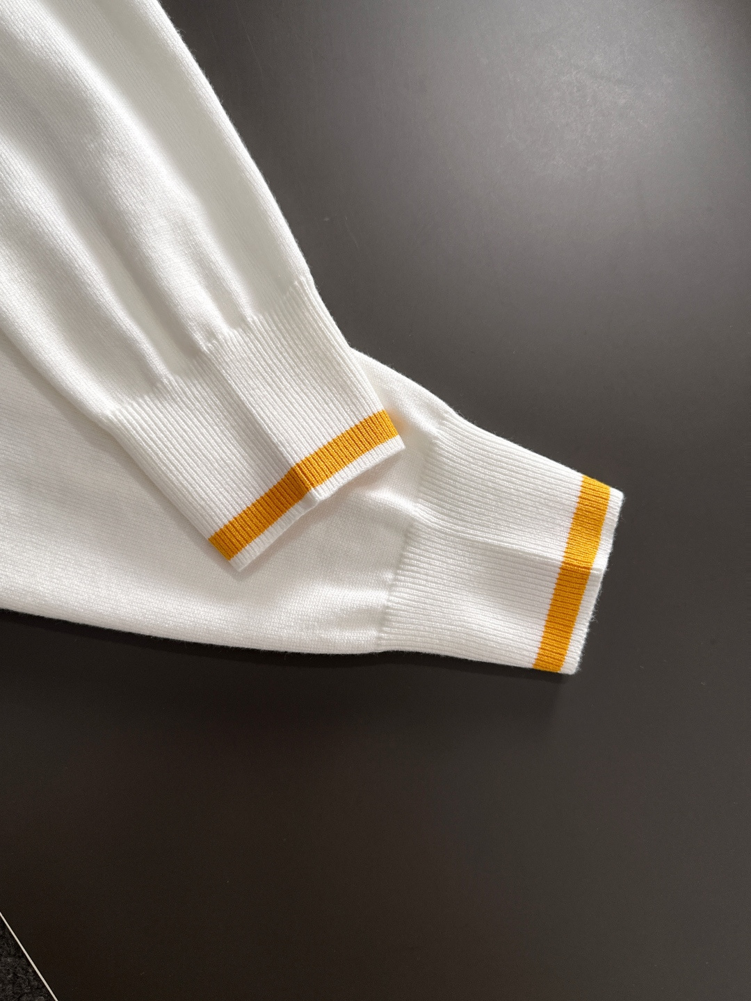 FD 2025秋冬提花➕刺绣新款简约圆领针织羊毛衫，精致工艺专柜面料，顶级元素融合打造，经典3标齐全，潮