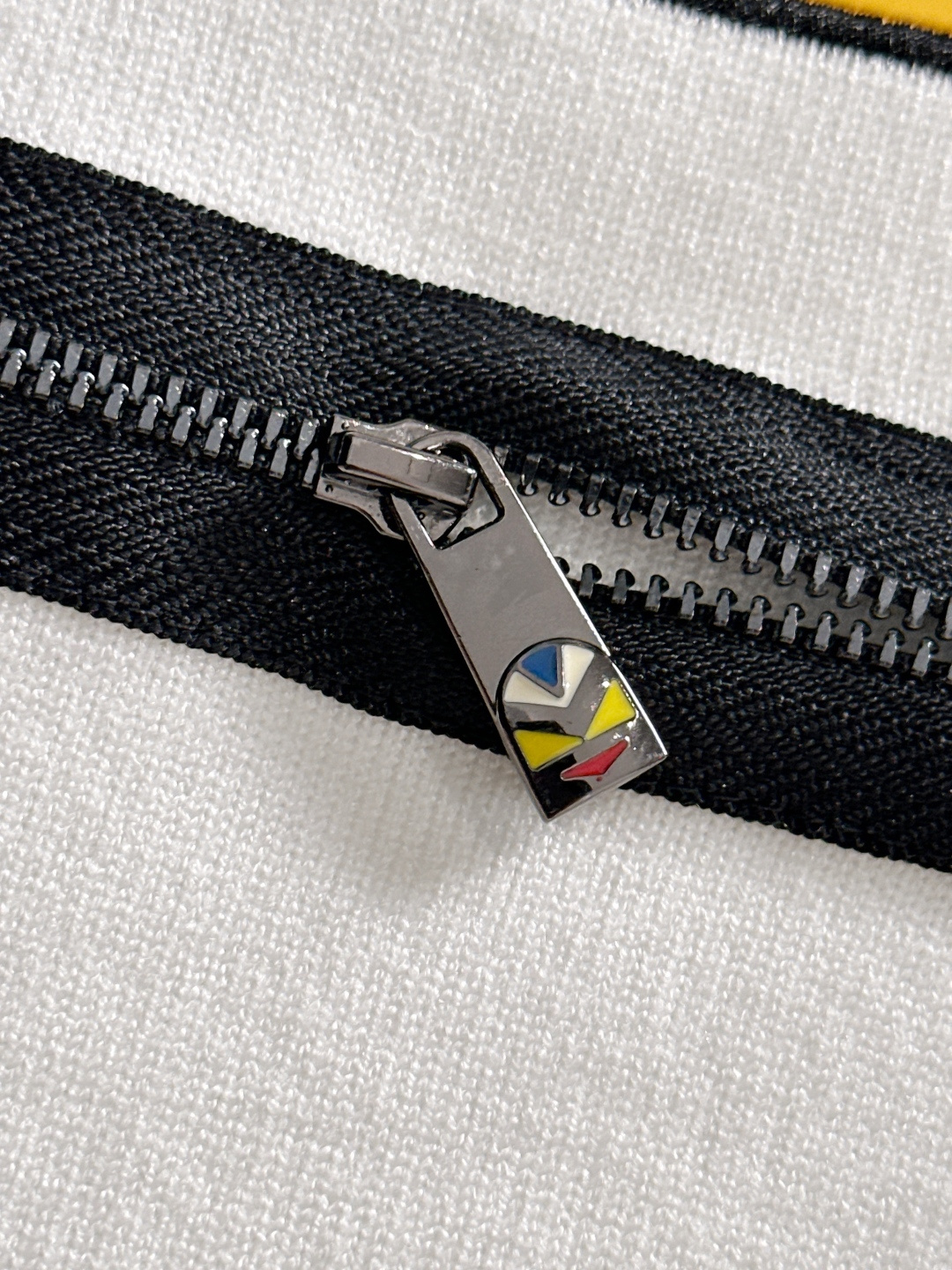 FD 2025秋冬提花➕刺绣新款简约圆领针织羊毛衫，精致工艺专柜面料，顶级元素融合打造，经典3标齐全，潮