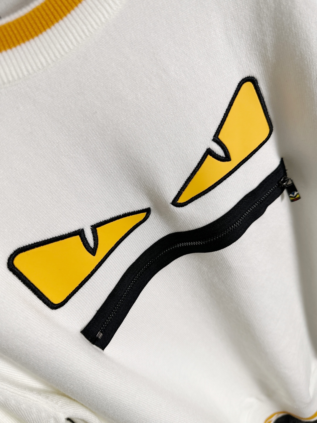 FD 2025秋冬提花➕刺绣新款简约圆领针织羊毛衫，精致工艺专柜面料，顶级元素融合打造，经典3标齐全，潮