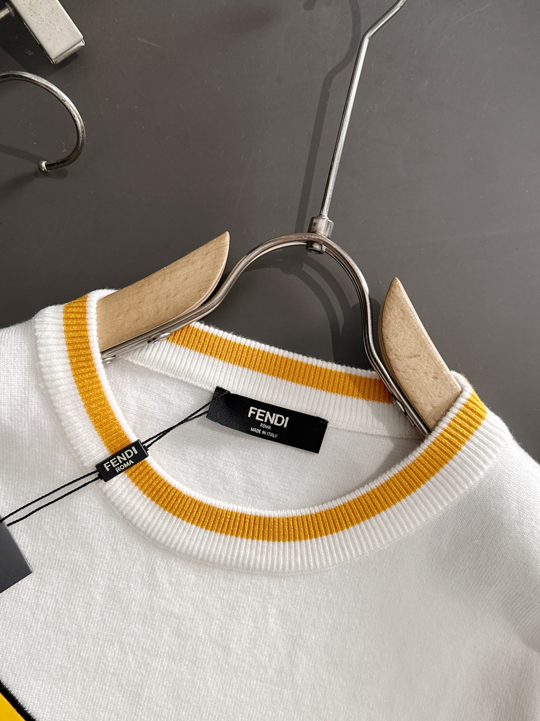 FD 2025秋冬提花➕刺绣新款简约圆领针织羊毛衫，精致工艺专柜面料，顶级元素融合打造，经典3标齐全，潮