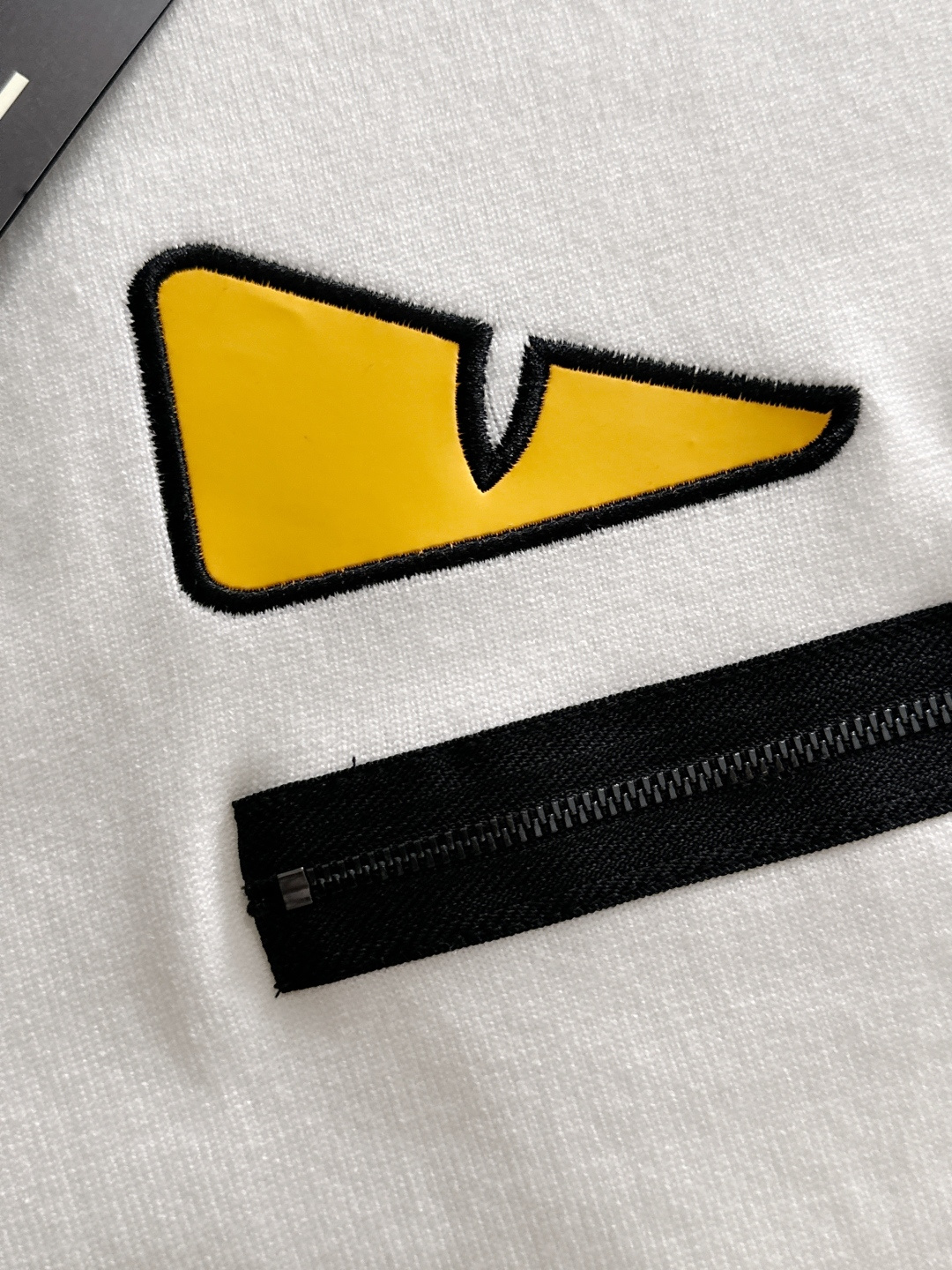 FD 2025秋冬提花➕刺绣新款简约圆领针织羊毛衫，精致工艺专柜面料，顶级元素融合打造，经典3标齐全，潮