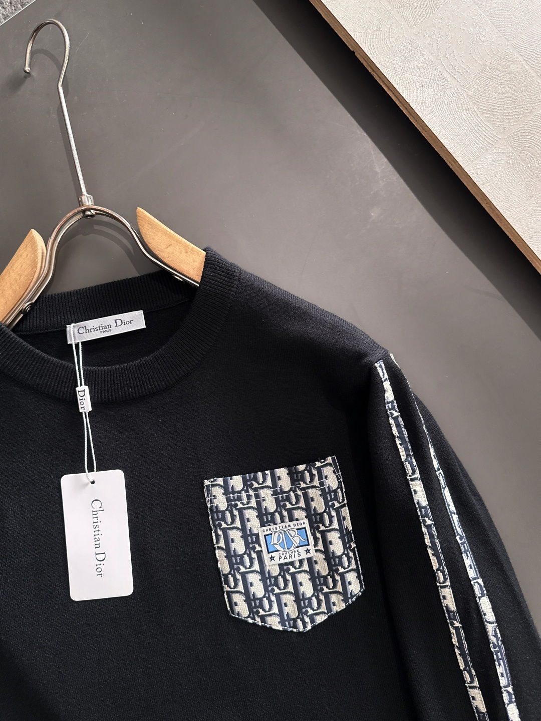 CD 2025秋冬提花➕刺绣新款简约圆领针织羊毛衫，精致工艺专柜面料，顶级元素融合打造，经典3标齐全，潮