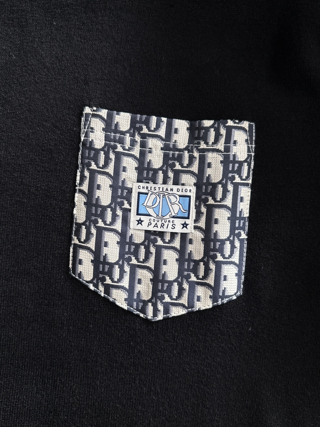 CD 2025秋冬提花➕刺绣新款简约圆领针织羊毛衫，精致工艺专柜面料，顶级元素融合打造，经典3标齐全，潮