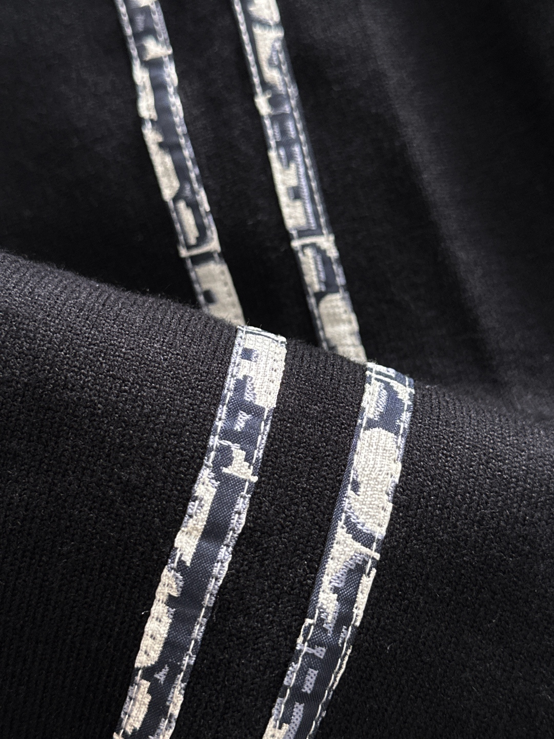 CD 2025秋冬提花➕刺绣新款简约圆领针织羊毛衫，精致工艺专柜面料，顶级元素融合打造，经典3标齐全，潮