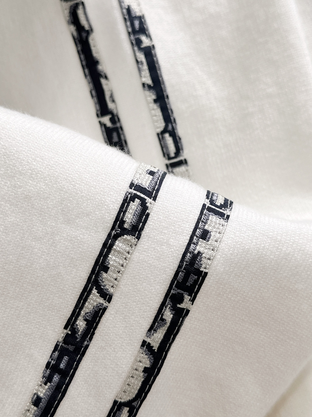 CD 2025秋冬提花➕刺绣新款简约圆领针织羊毛衫，精致工艺专柜面料，顶级元素融合打造，经典3标齐全，潮