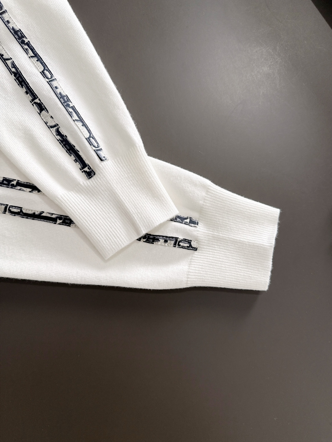 CD 2025秋冬提花➕刺绣新款简约圆领针织羊毛衫，精致工艺专柜面料，顶级元素融合打造，经典3标齐全，潮