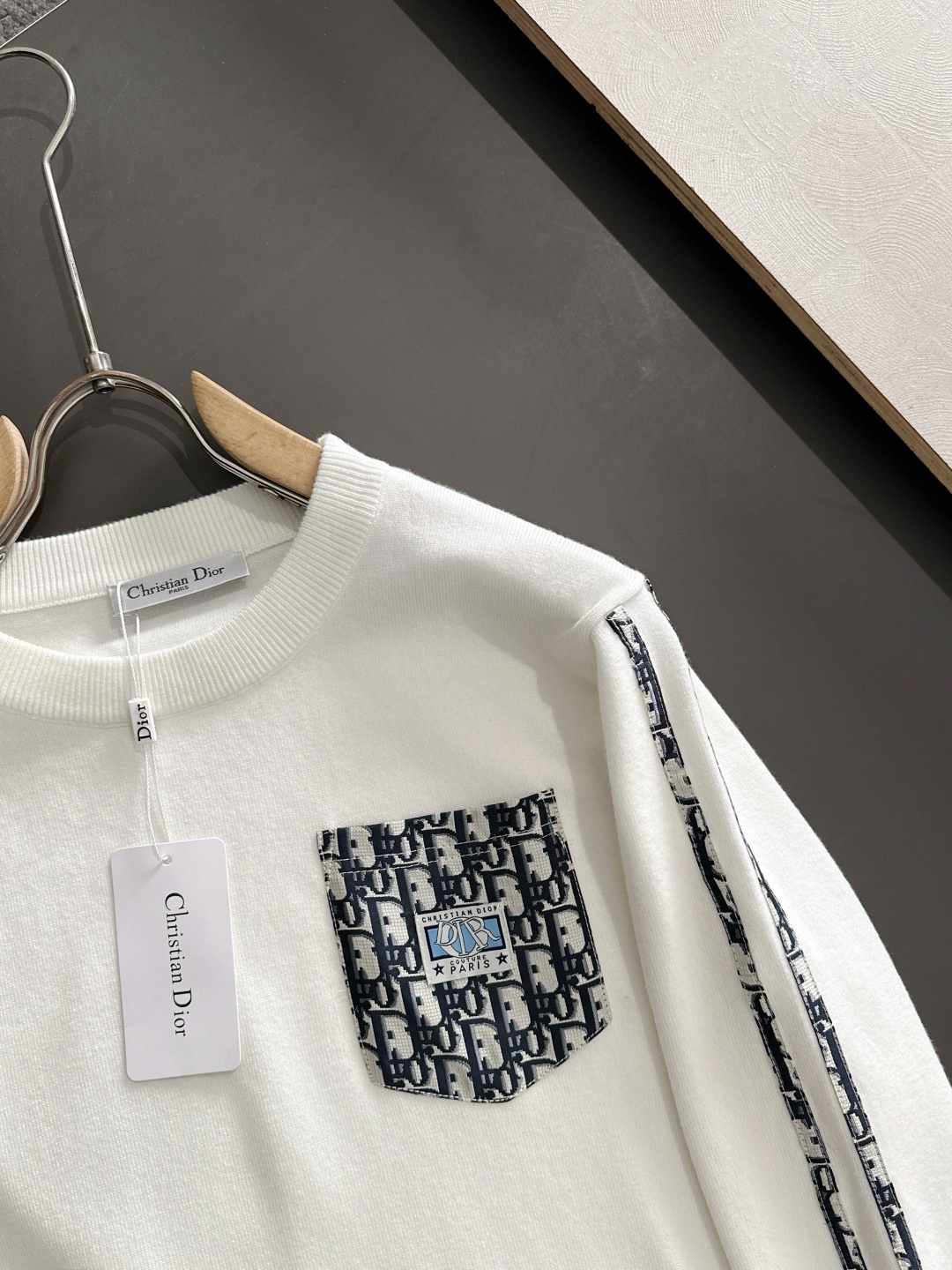 CD 2025秋冬提花➕刺绣新款简约圆领针织羊毛衫，精致工艺专柜面料，顶级元素融合打造，经典3标齐全，潮