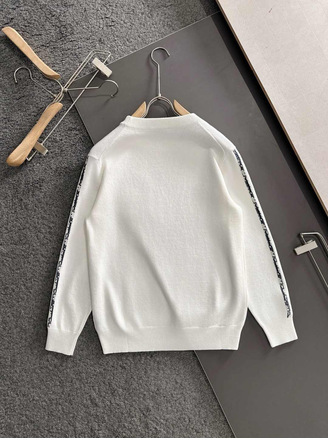 CD 2025秋冬提花➕刺绣新款简约圆领针织羊毛衫，精致工艺专柜面料，顶级元素融合打造，经典3标齐全，潮