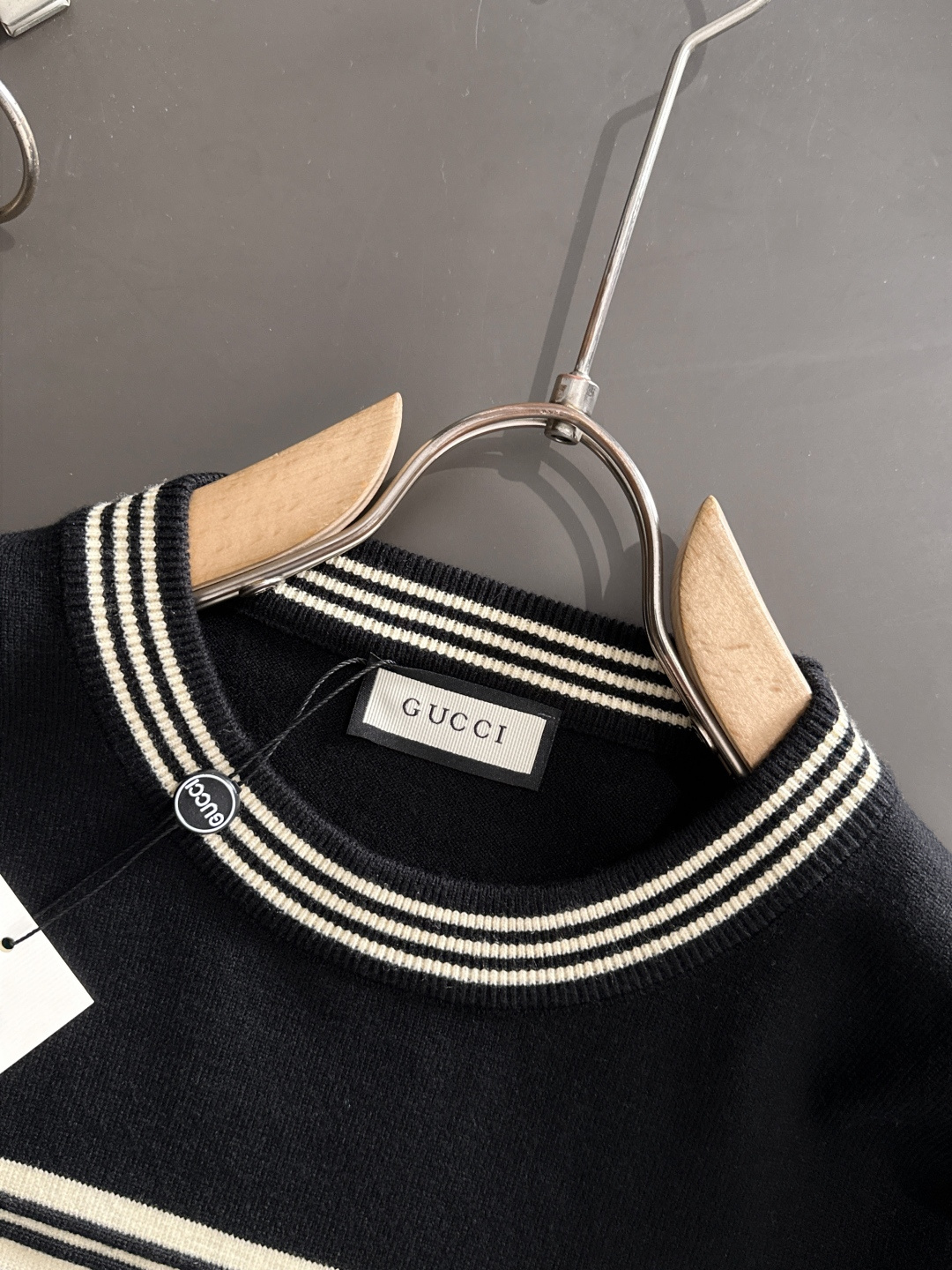 GUC 2025秋冬提花➕刺绣新款简约圆领针织羊毛衫，精致工艺专柜面料，顶级元素融合打造，经典3标齐全，