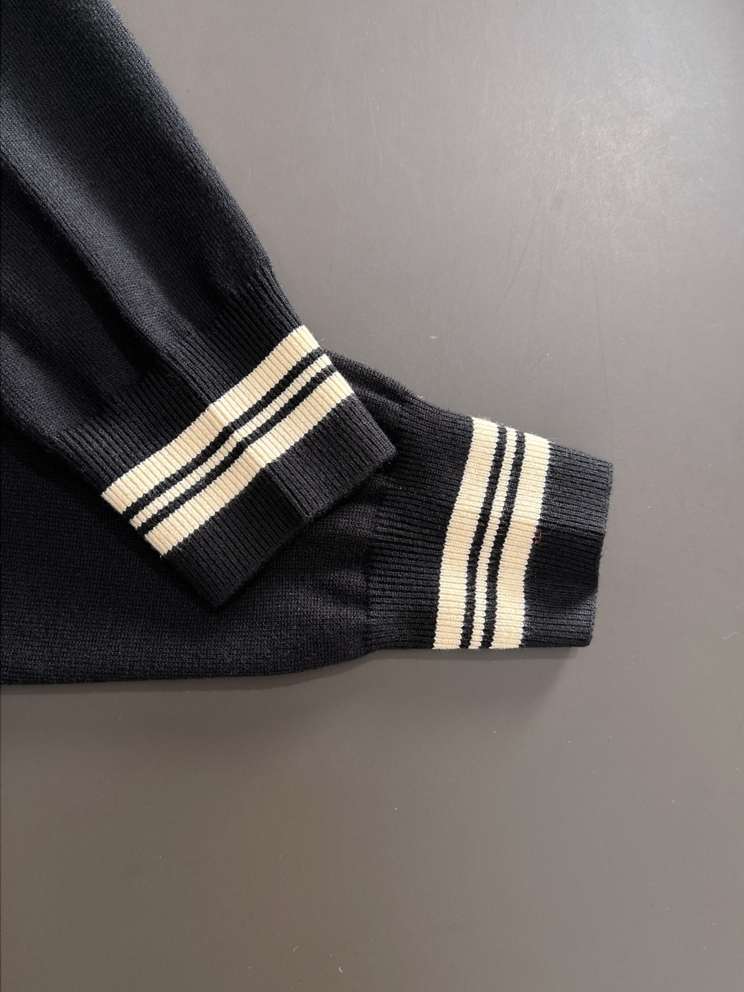 GUC 2025秋冬提花➕刺绣新款简约圆领针织羊毛衫，精致工艺专柜面料，顶级元素融合打造，经典3标齐全，