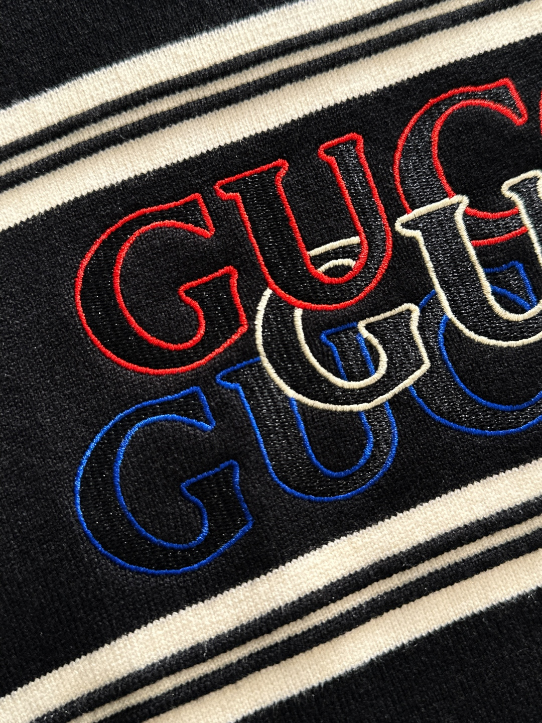 GUC 2025秋冬提花➕刺绣新款简约圆领针织羊毛衫，精致工艺专柜面料，顶级元素融合打造，经典3标齐全，