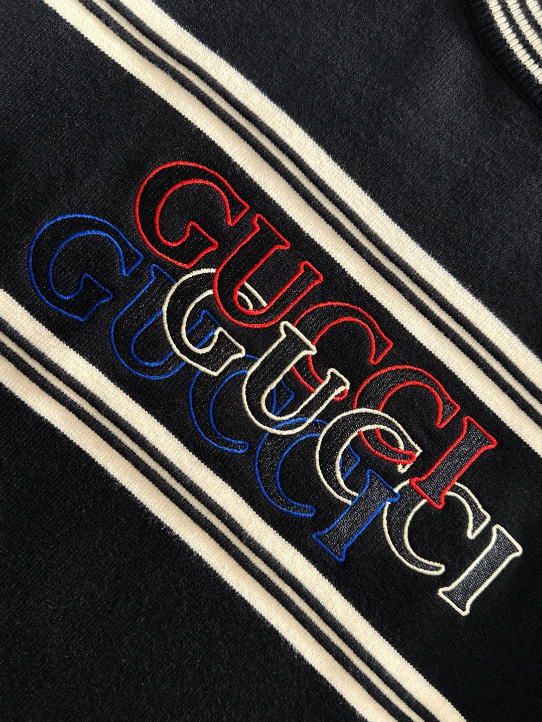 GUC 2025秋冬提花➕刺绣新款简约圆领针织羊毛衫，精致工艺专柜面料，顶级元素融合打造，经典3标齐全，