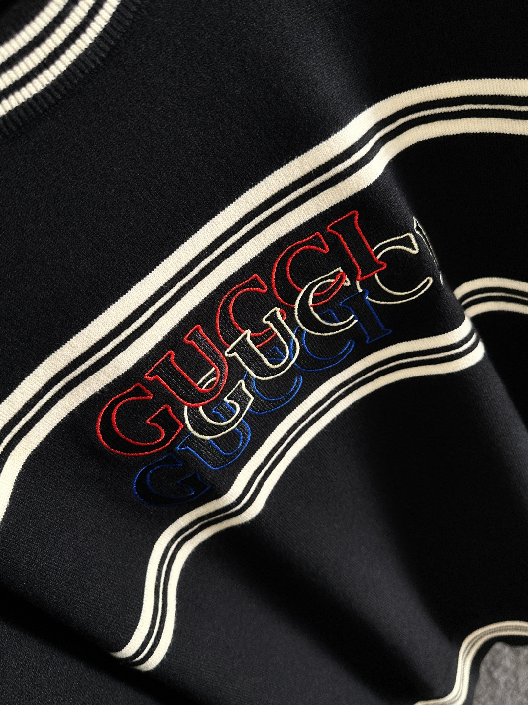 GUC 2025秋冬提花➕刺绣新款简约圆领针织羊毛衫，精致工艺专柜面料，顶级元素融合打造，经典3标齐全，