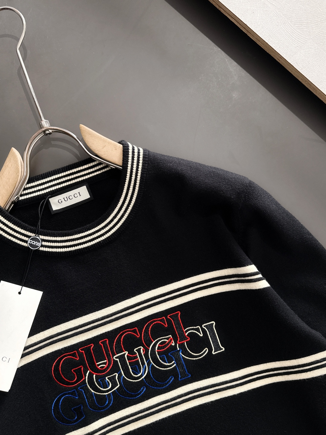 GUC 2025秋冬提花➕刺绣新款简约圆领针织羊毛衫，精致工艺专柜面料，顶级元素融合打造，经典3标齐全，