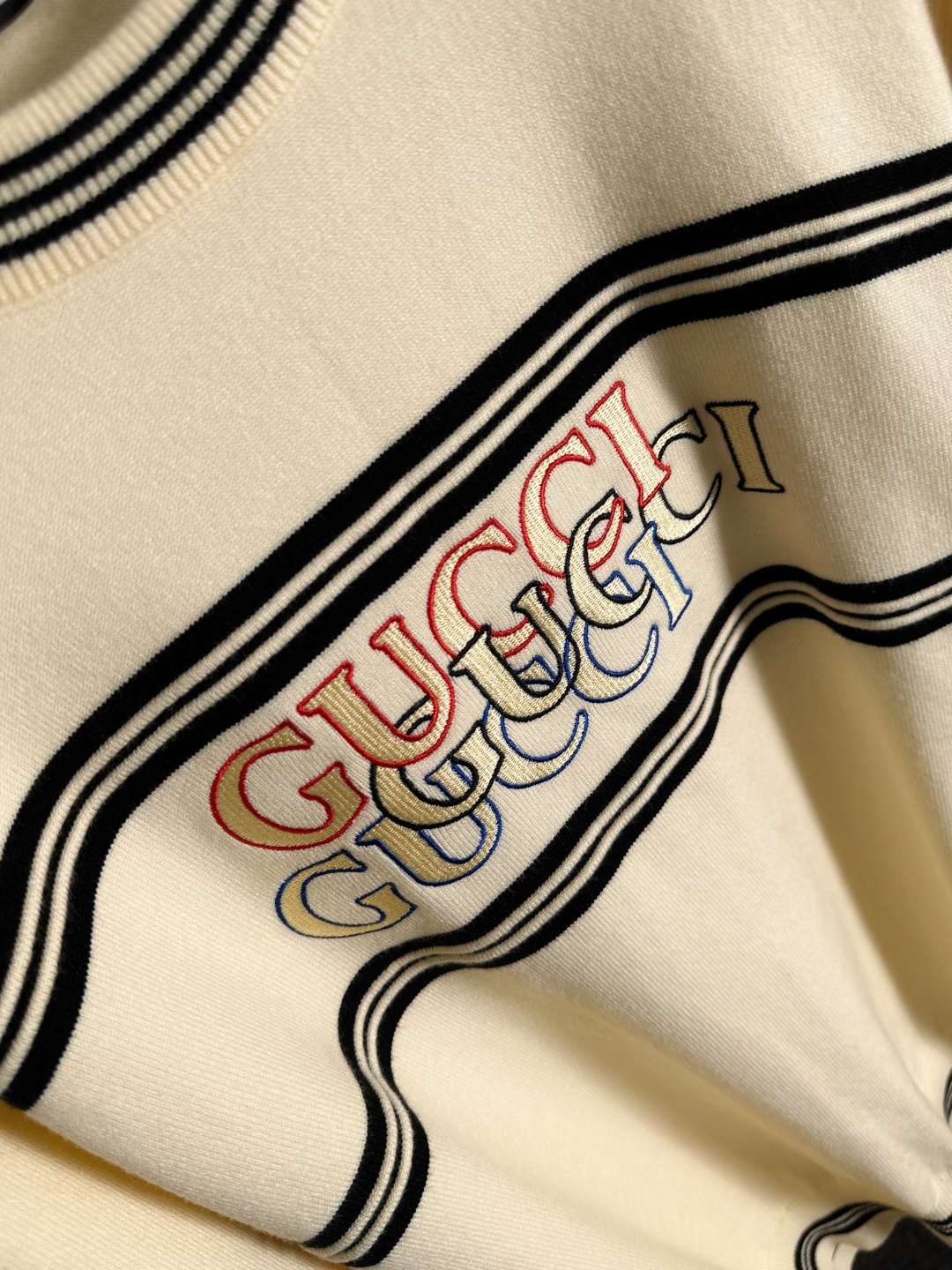 GUC 2025秋冬提花➕刺绣新款简约圆领针织羊毛衫，精致工艺专柜面料，顶级元素融合打造，经典3标齐全，