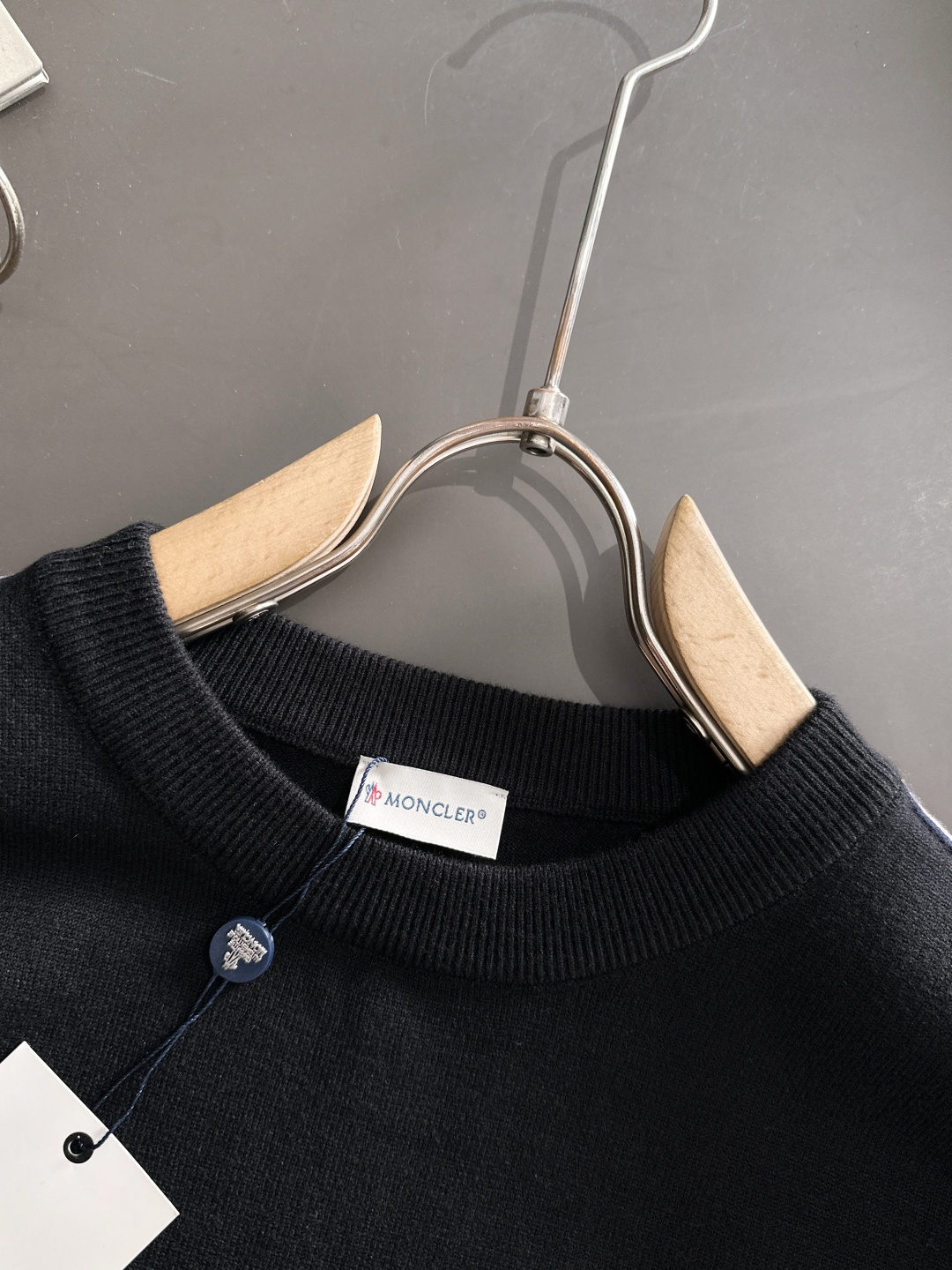 MON 2025秋冬提花➕刺绣新款简约圆领针织羊毛衫，精致工艺专柜面料，顶级元素融合打造，经典3标齐全，