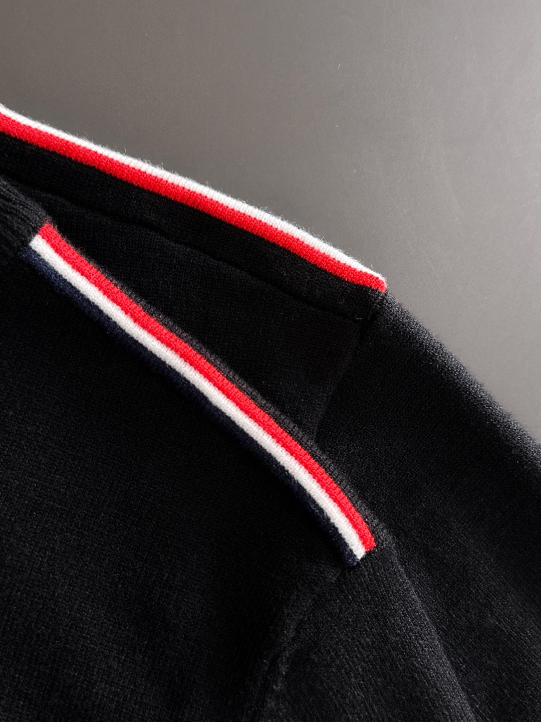 MON 2025秋冬提花➕刺绣新款简约圆领针织羊毛衫，精致工艺专柜面料，顶级元素融合打造，经典3标齐全，