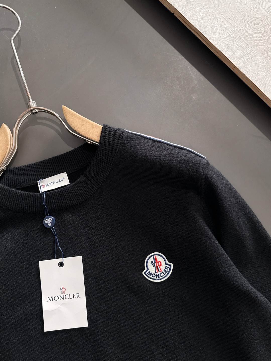 MON 2025秋冬提花➕刺绣新款简约圆领针织羊毛衫，精致工艺专柜面料，顶级元素融合打造，经典3标齐全，