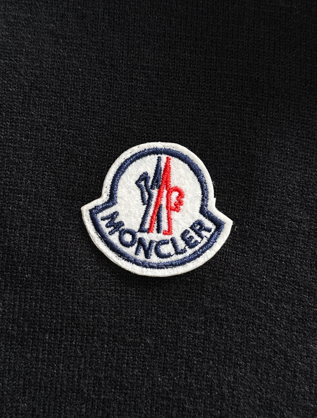 MON 2025秋冬提花➕刺绣新款简约圆领针织羊毛衫，精致工艺专柜面料，顶级元素融合打造，经典3标齐全，