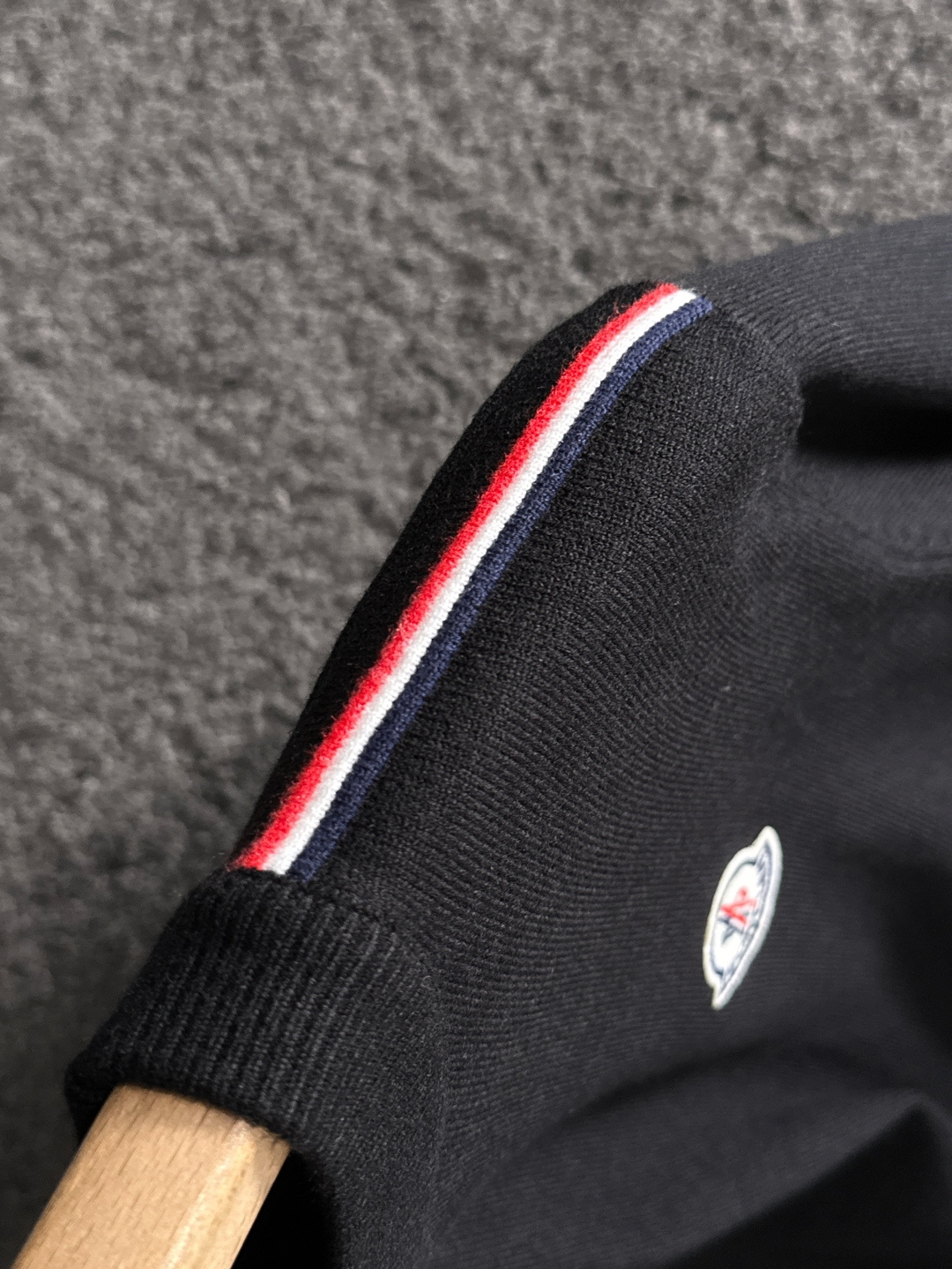 MON 2025秋冬提花➕刺绣新款简约圆领针织羊毛衫，精致工艺专柜面料，顶级元素融合打造，经典3标齐全，