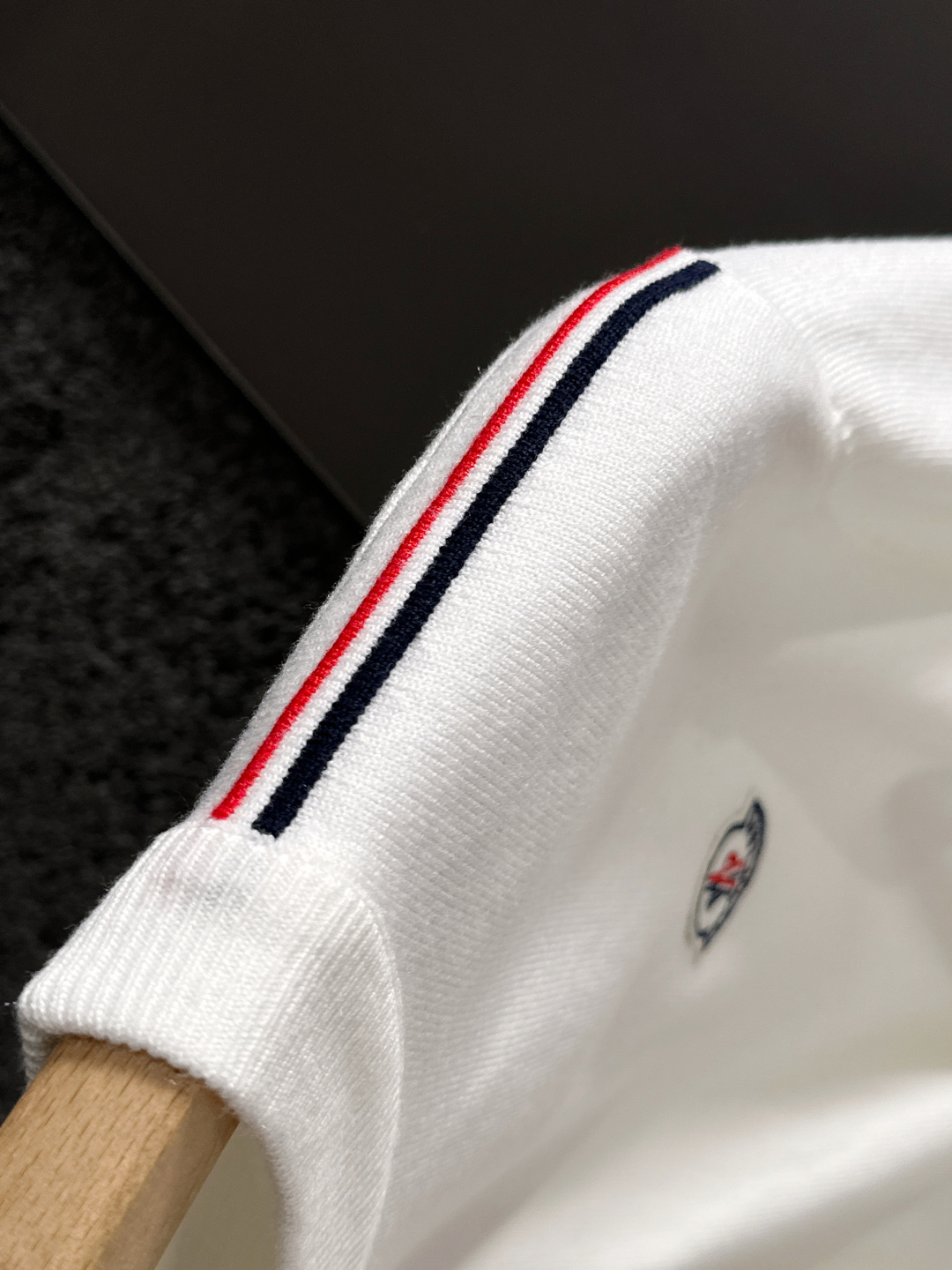 MON 2025秋冬提花➕刺绣新款简约圆领针织羊毛衫，精致工艺专柜面料，顶级元素融合打造，经典3标齐全，