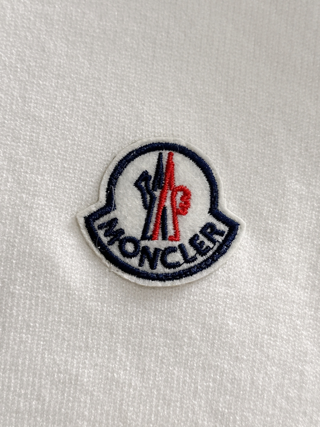 MON 2025秋冬提花➕刺绣新款简约圆领针织羊毛衫，精致工艺专柜面料，顶级元素融合打造，经典3标齐全，