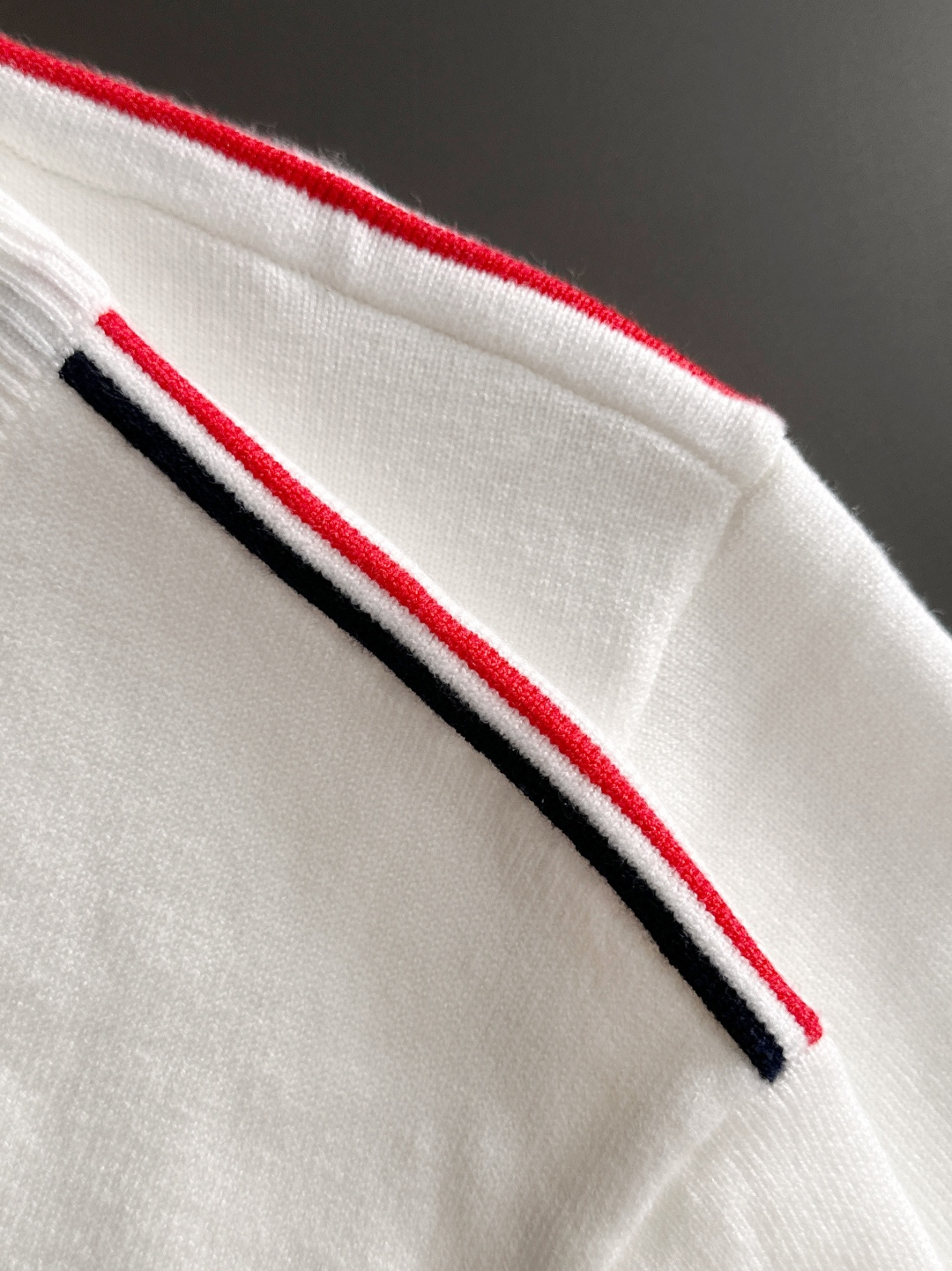 MON 2025秋冬提花➕刺绣新款简约圆领针织羊毛衫，精致工艺专柜面料，顶级元素融合打造，经典3标齐全，