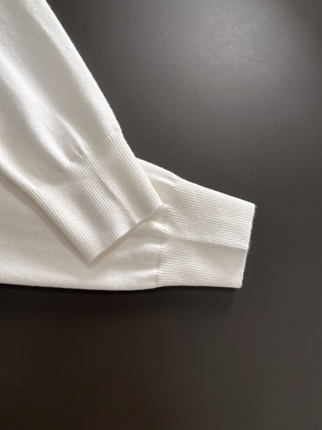 MON 2025秋冬提花➕刺绣新款简约圆领针织羊毛衫，精致工艺专柜面料，顶级元素融合打造，经典3标齐全，