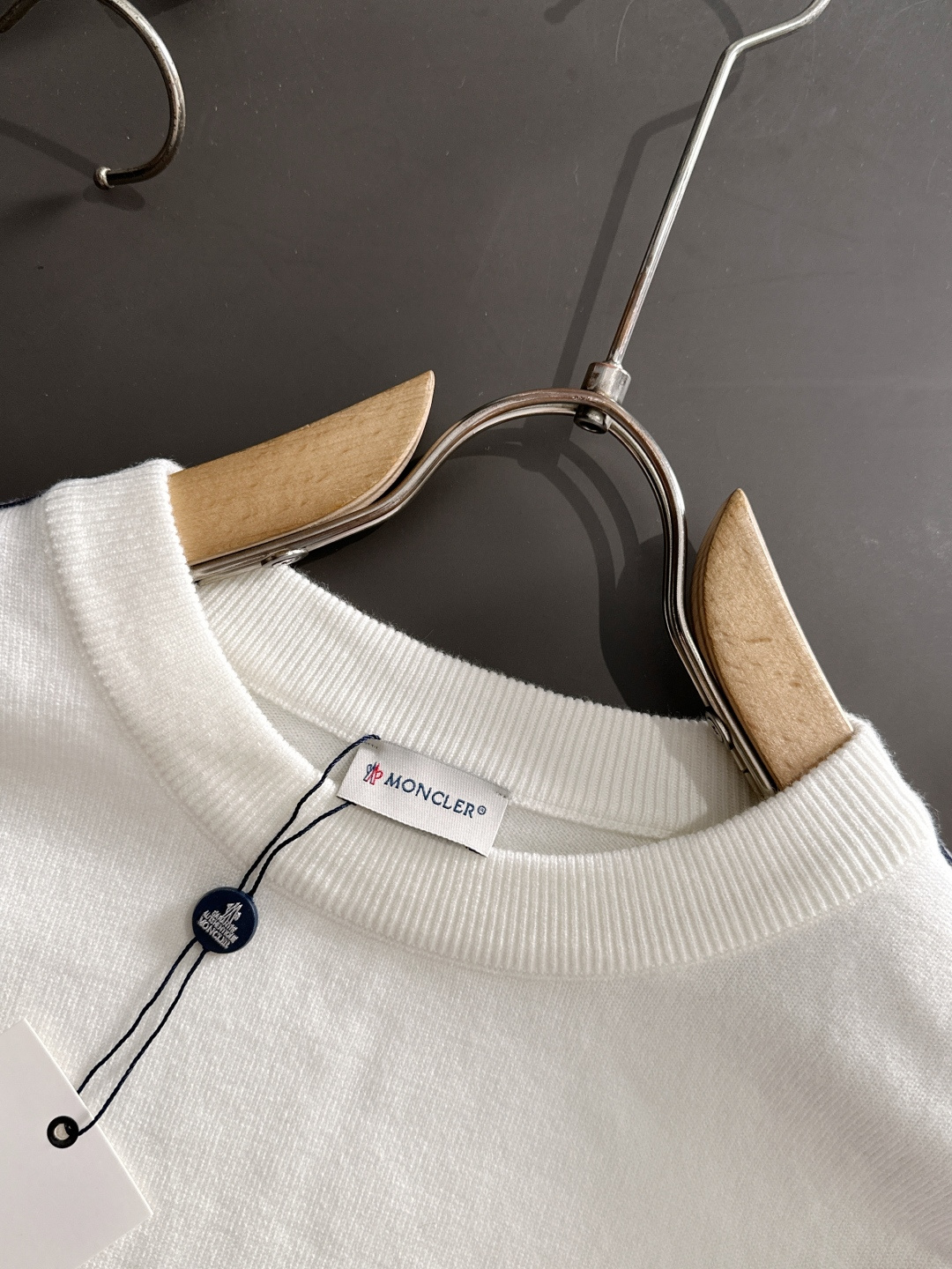 MON 2025秋冬提花➕刺绣新款简约圆领针织羊毛衫，精致工艺专柜面料，顶级元素融合打造，经典3标齐全，