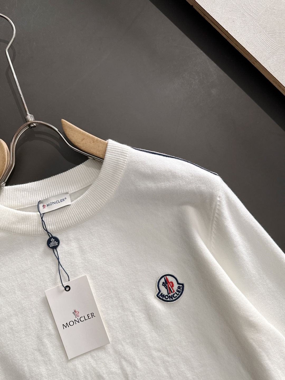 MON 2025秋冬提花➕刺绣新款简约圆领针织羊毛衫，精致工艺专柜面料，顶级元素融合打造，经典3标齐全，