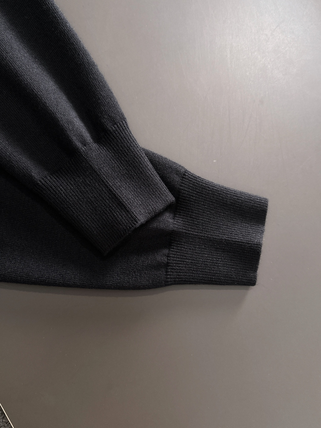 MON 2025秋冬提花➕刺绣新款简约圆领针织羊毛衫，精致工艺专柜面料，顶级元素融合打造，经典3标齐全，