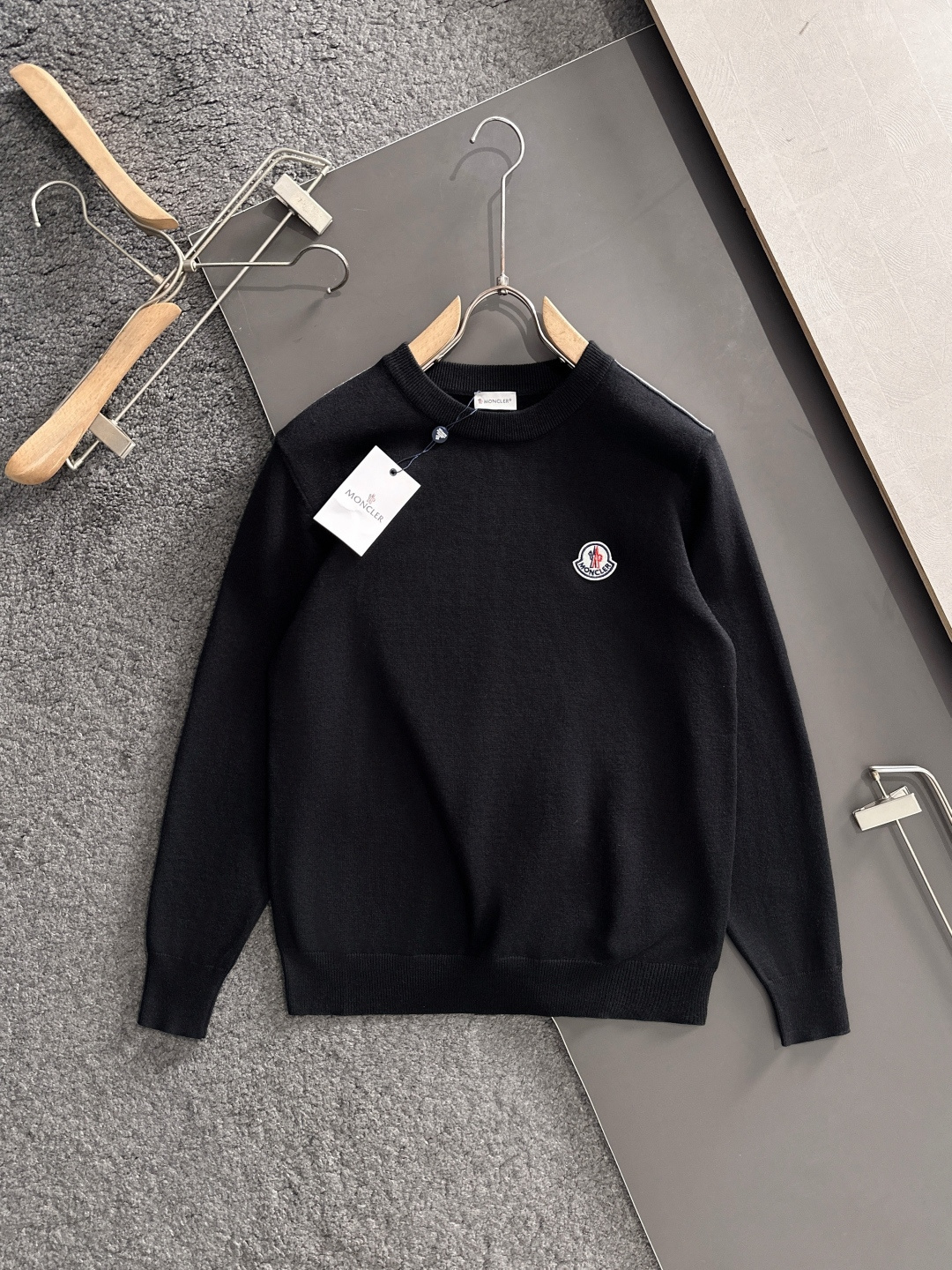 MON 2025秋冬提花➕刺绣新款简约圆领针织羊毛衫，精致工艺专柜面料，顶级元素融合打造，经典3标齐全，