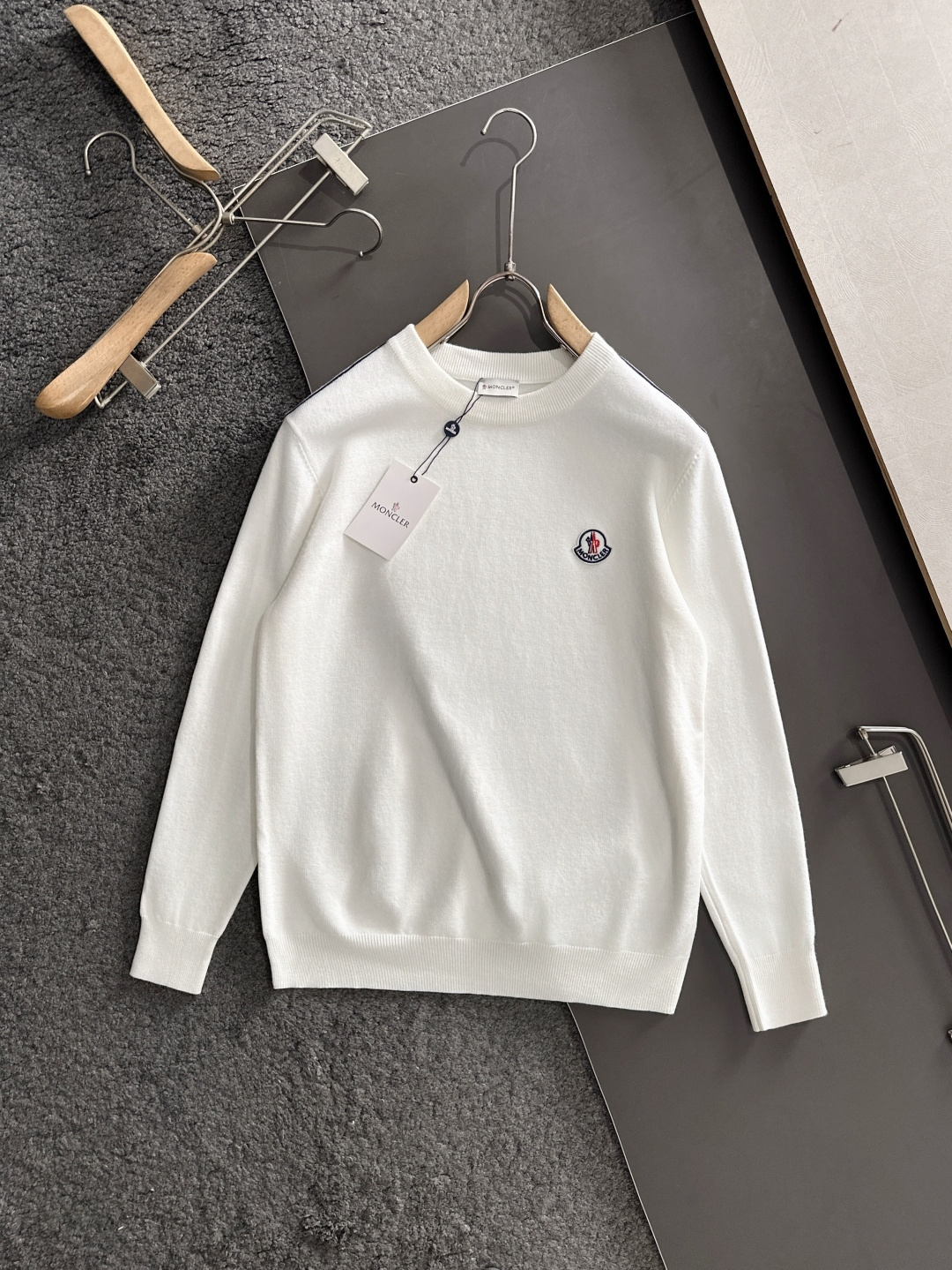 MON 2025秋冬提花➕刺绣新款简约圆领针织羊毛衫，精致工艺专柜面料，顶级元素融合打造，经典3标齐全，