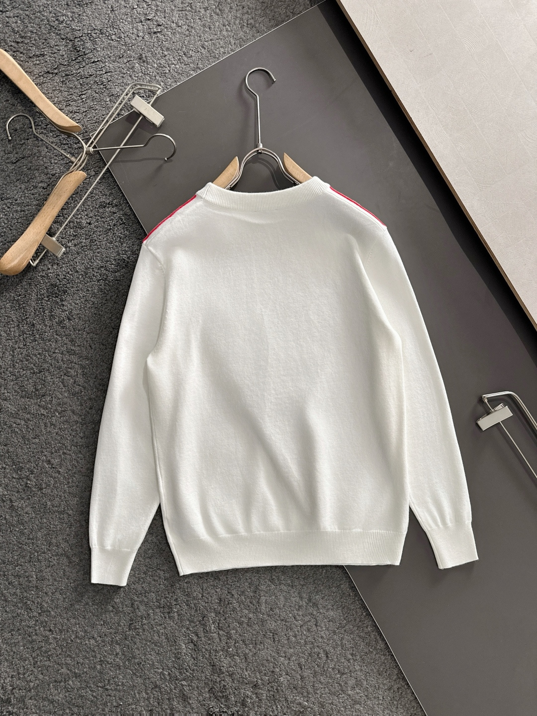 MON 2025秋冬提花➕刺绣新款简约圆领针织羊毛衫，精致工艺专柜面料，顶级元素融合打造，经典3标齐全，